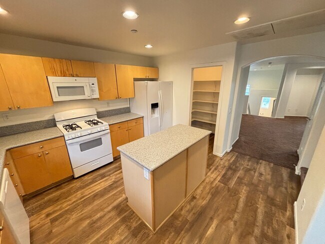 Foto del edificio - Beautiful 3 Story 4Bed/3.5/2Car residence located in the Tapestry Community