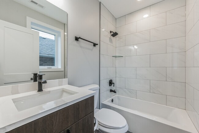 Foto del edificio - 2840 W 36th Pl