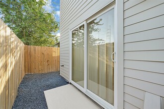 Building Photo - 327 Tite St