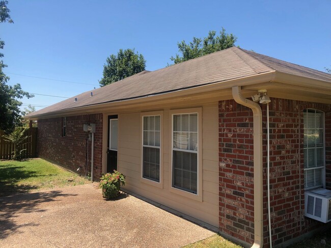 Building Photo - 14208 Chisolm Dr