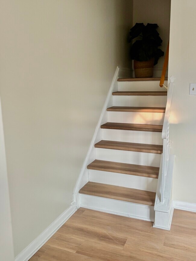Escaleras - 5276 Mulberry Ct