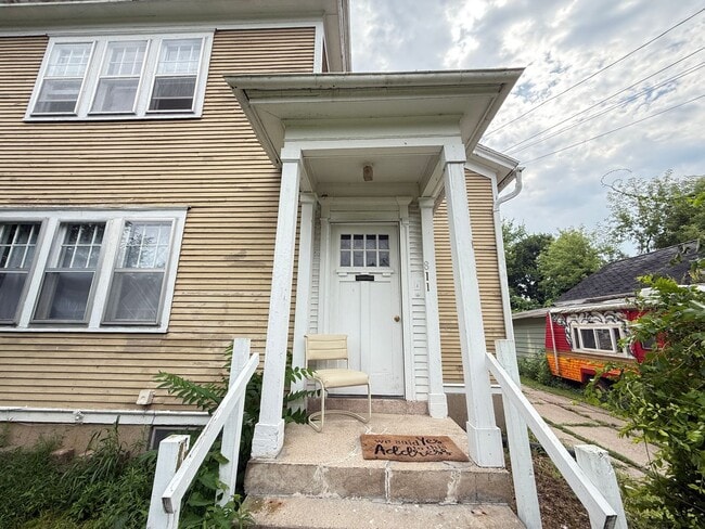 Building Photo - Well-Maintained 2-Bed Near Transit and Dow...