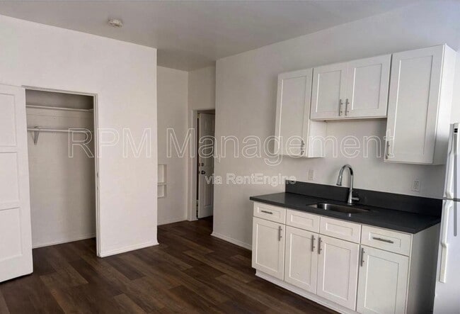 Building Photo - 111 S Manhattan Pl