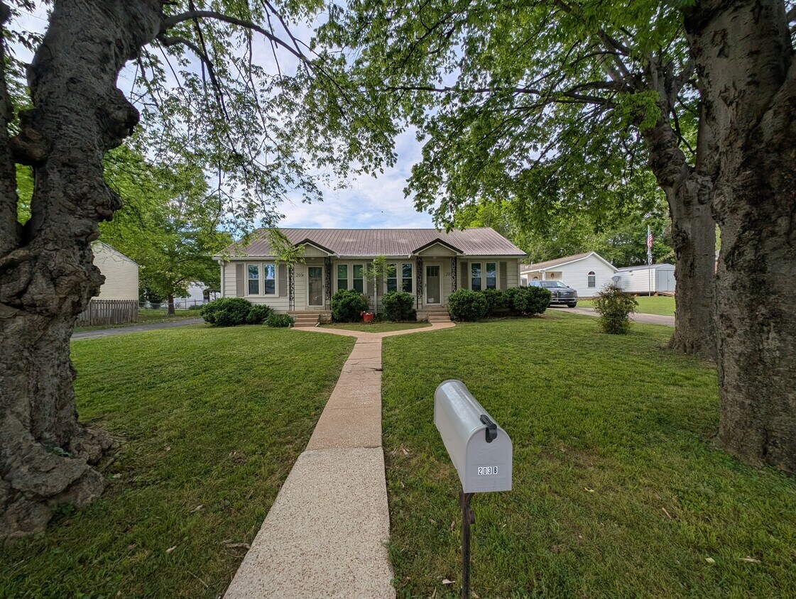 Primary Photo - 203 5th Ave