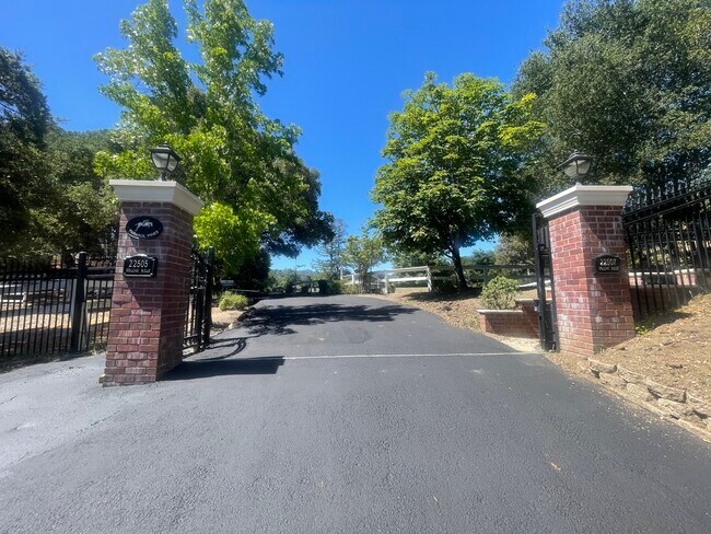 Foto del edificio - 22505 Rolling Hills Rd