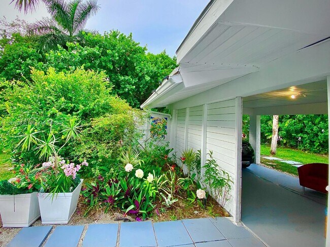 Foto del edificio - 3300 NE 18th St
