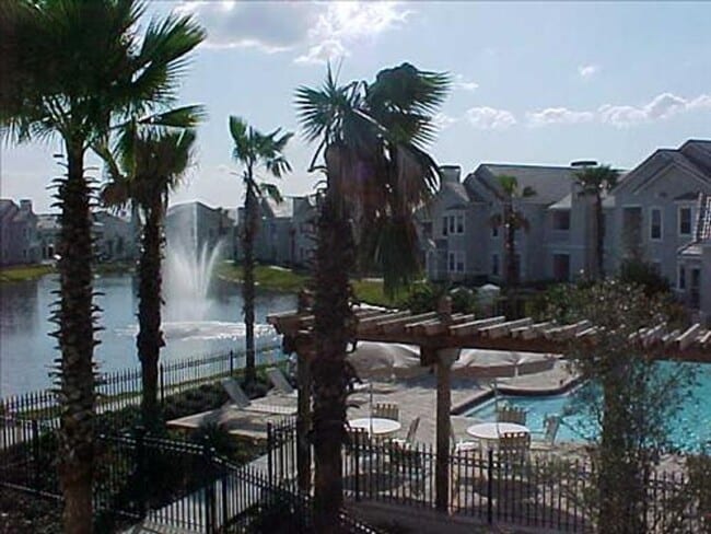 Building Photo - The Villas Condominiums  2/2 AVAILALBE NOW!