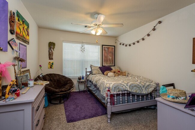 Building Photo - AUGUST PRE-LEASE Beautiful 3 Bed, 3.5 Bath Minutes from Campus!