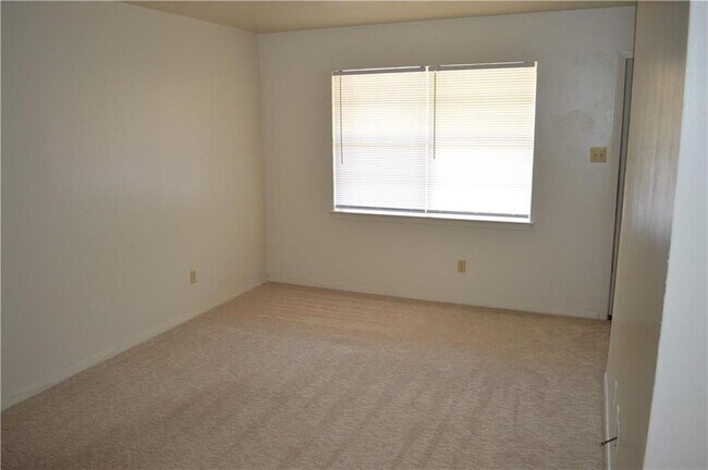 Building Photo - 2500 S Fielder Rd