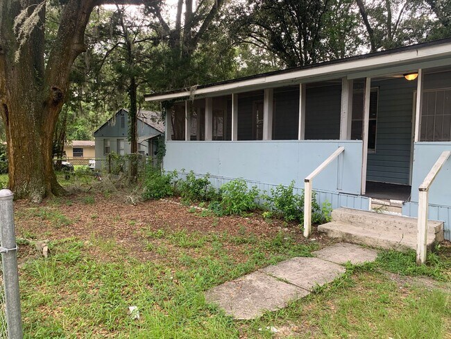 Building Photo - 3BR/1BA - Move in Ready