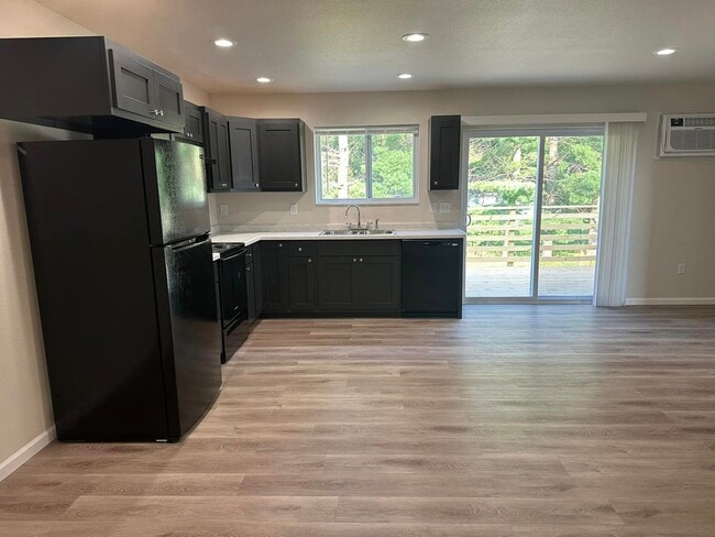 Building Photo - 3 Bedroom Duplex