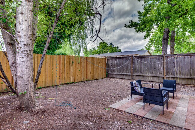 Building Photo - 707 N Holly Dr