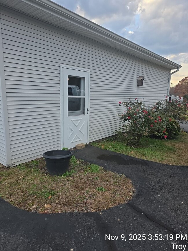 Building Photo - 912 Hunters Lodge Rd