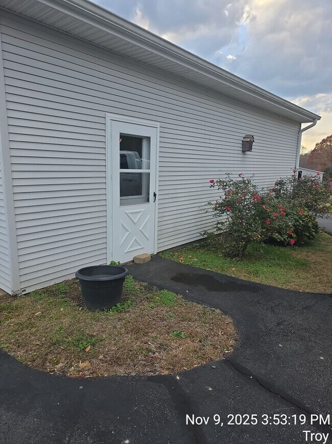 Foto del edificio - 912 Hunters Lodge Rd