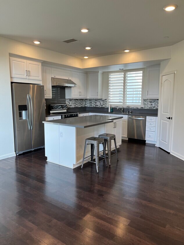 Large social island for gatherings - 1747 Grand Ave