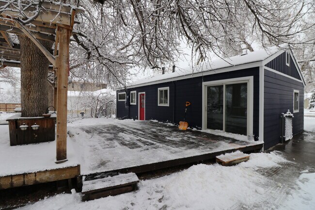 Building Photo - 3035 S Clermont Dr