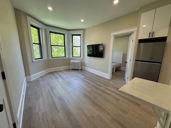 Foto del edificio - 14 Edgerly Rd