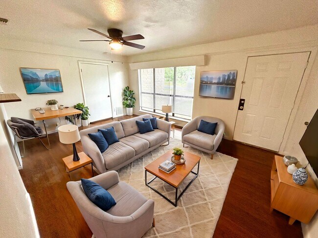 Building Photo - AVAILABLE! 3 Bedroom 2 Bath Home In Amazin...