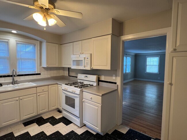 Foto del edificio - Updated 3+ Bedroom Brick Bungalow in Brentwood!