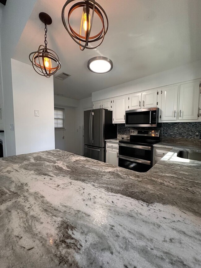 Foto del edificio - Newly Renovated 3 bedroom home in the heart of Miramar Beach!