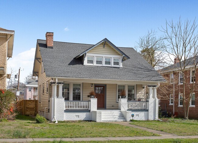 Building Photo - Spacious 3 Bed/4 Bath home - Available NOW!