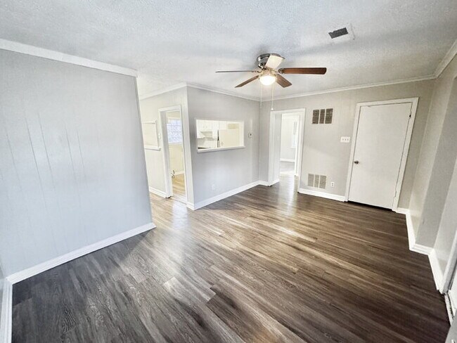 Building Photo - 4130 Pikes Peak Ave