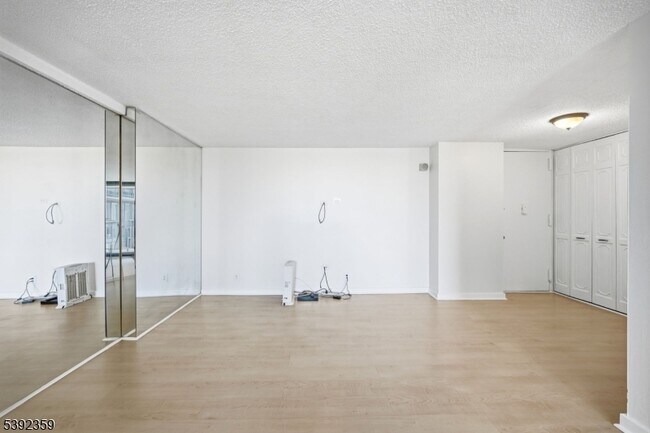 Foto del edificio - 300 Winston Dr