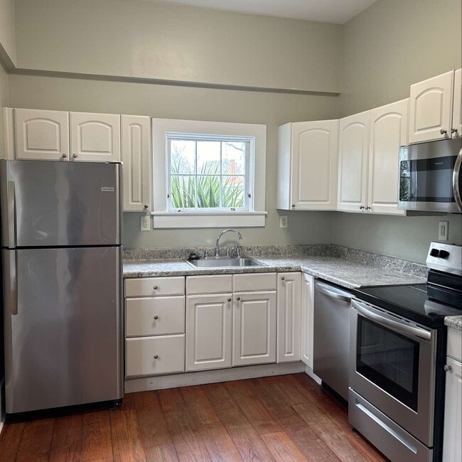 Building Photo - 823 E Henry St