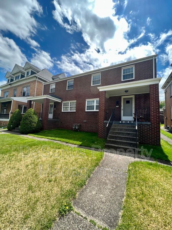Primary Photo - 1626 Ridge Ave