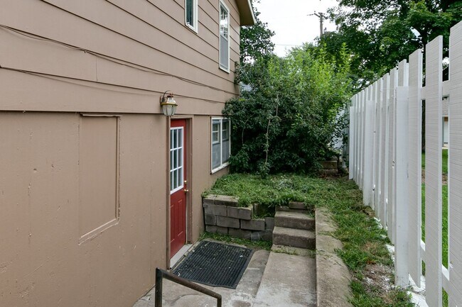 Building Photo - #6 Bedroom House with Awesome Yard Plus Ga...