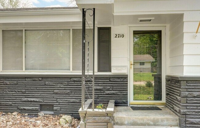 Building Photo - 3 Bedroom PLUS SUNROOM | 2 Bathroom | 2 Ca...