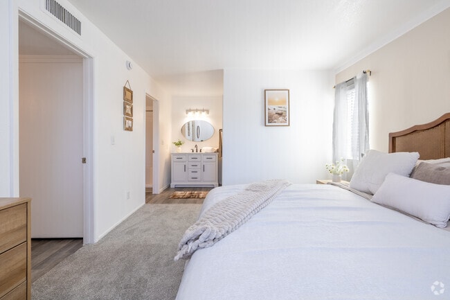 3 habitaciones, 2 baños - 1100 pies cuadrados - Dormitorio principal - Sabrina's Place