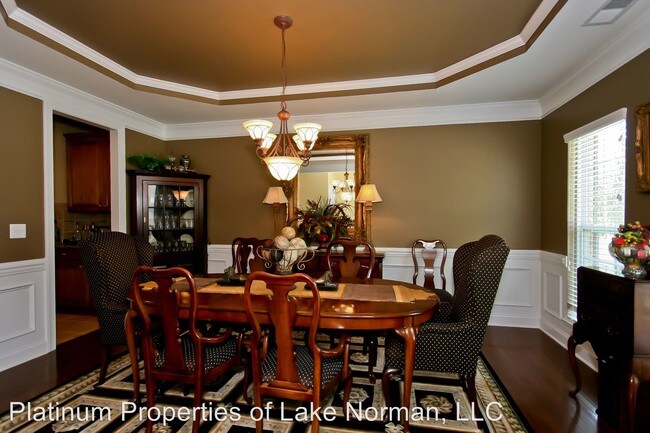 Building Photo - 14904 Rocky Top Dr