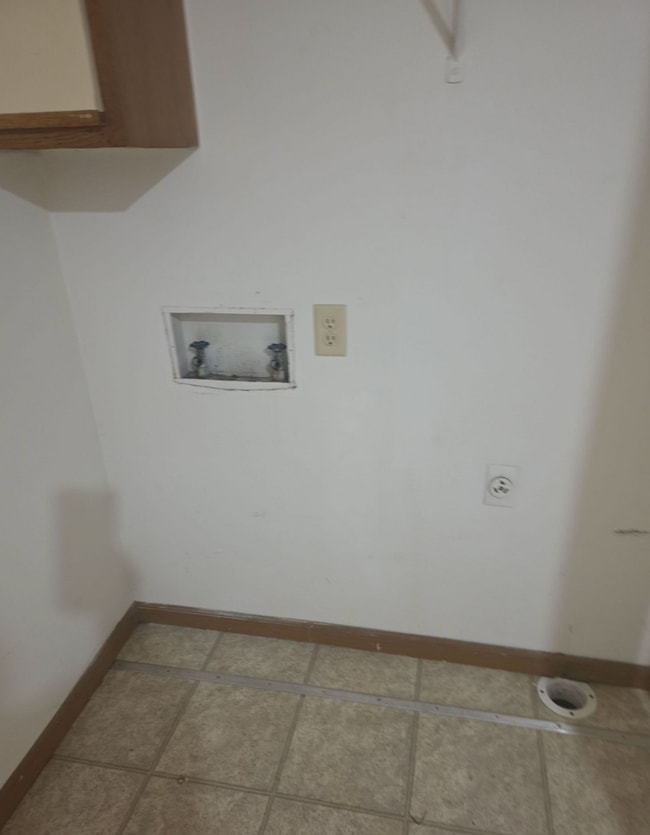 Building Photo - Great 3 Bed 2 Bath 2 Car Garage Flat Duplex- Pets ok!