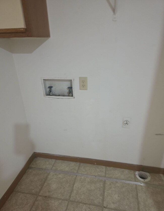 Foto del edificio - Great 3 Bed 2 Bath 2 Car Garage Flat Duplex- Pets ok!