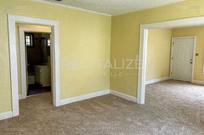 Building Photo - Fresh and Cute 3 Bed Home Close to Downtow...