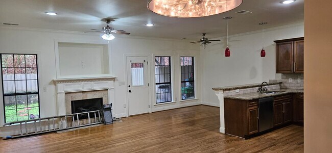 Building Photo - 344 Amber Ln