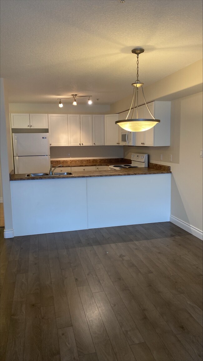 Building Photo - Mainstreet Manor 4910 50 St