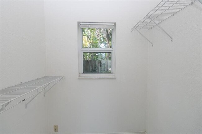 Building Photo - 3333 NE 20th Ave
