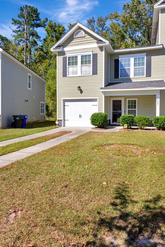 Building Photo - ? 1/2 OFF FIRST FULL MONTH'S RENT! ? West ...
