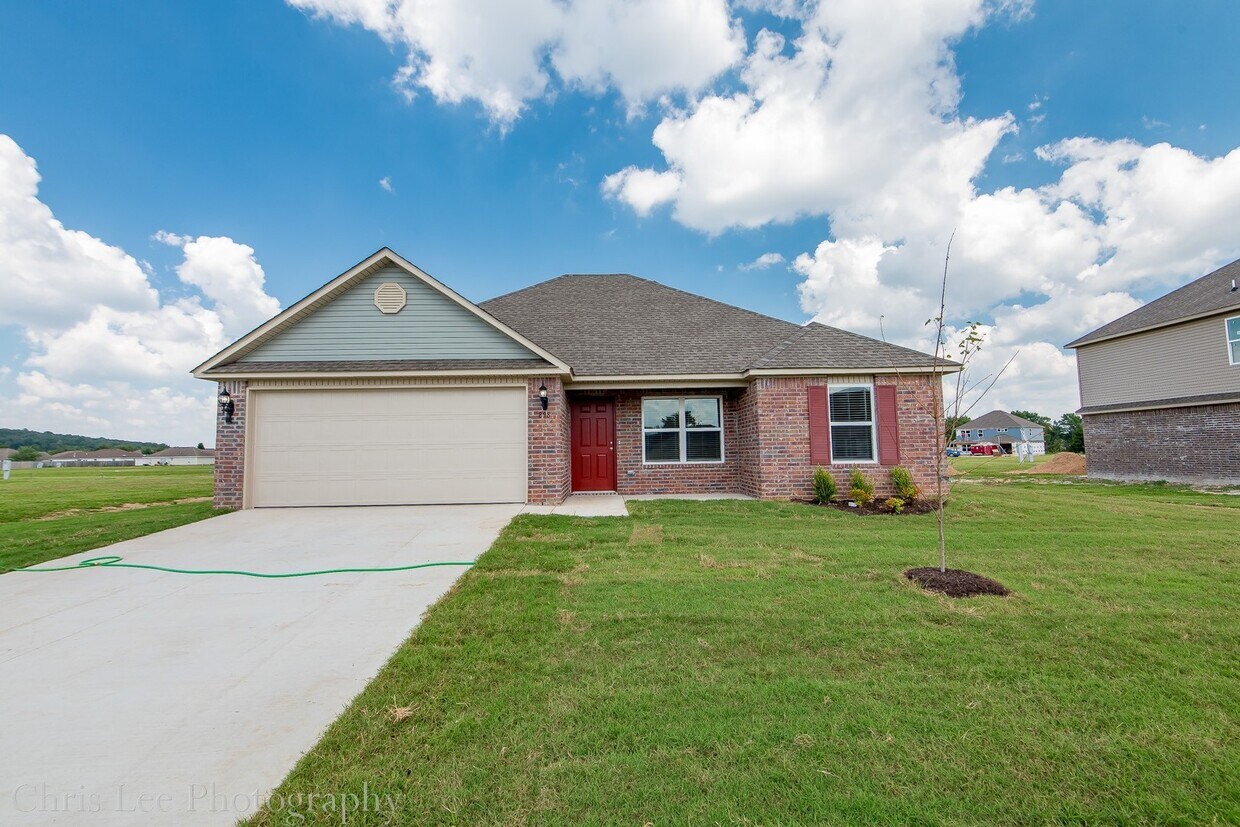 Primary Photo - 4BR Home w/Fenced Yard