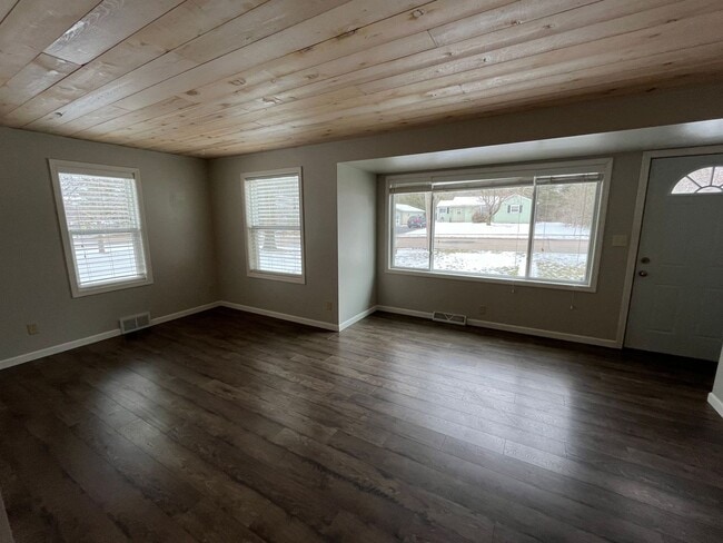 Building Photo - Very nice updated 2 Bedroom single family ...