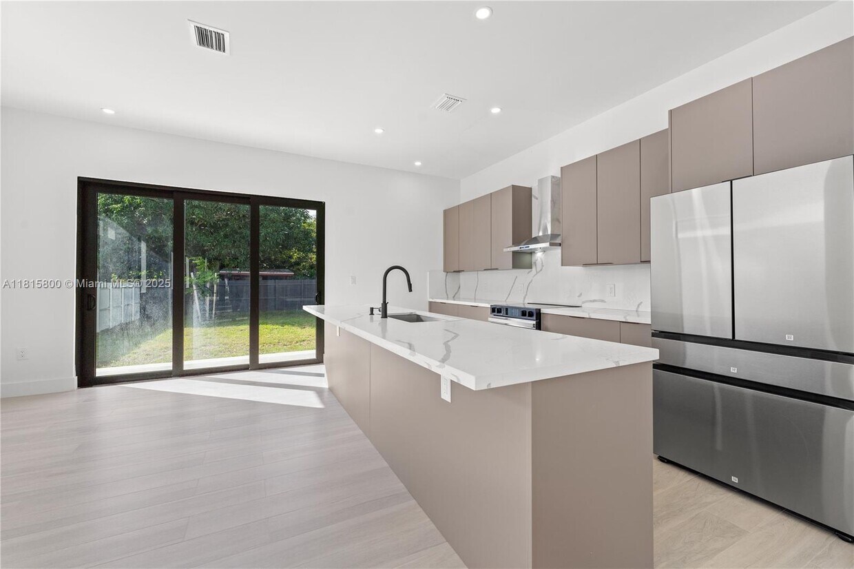 Foto principal - 740 NW 24th Ct