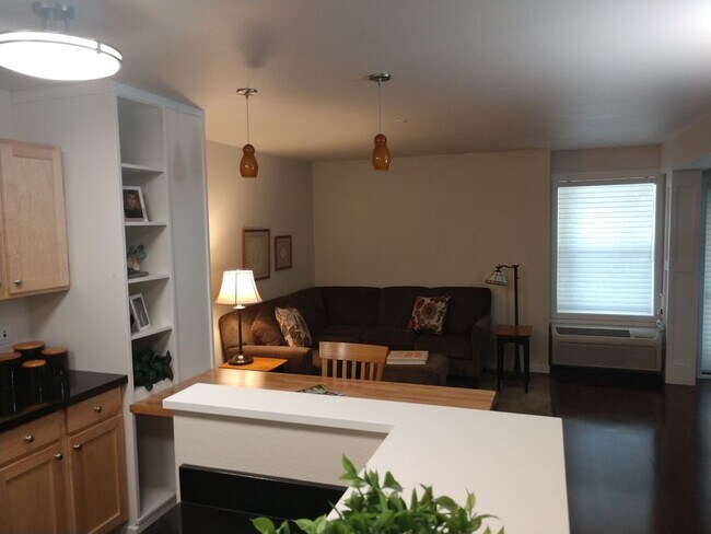 Foto del edificio - SAVE MONEY ON EXTENDED STAYS.  Beautiful Furnished and Completly Supplied Condo in Downtown Misso...