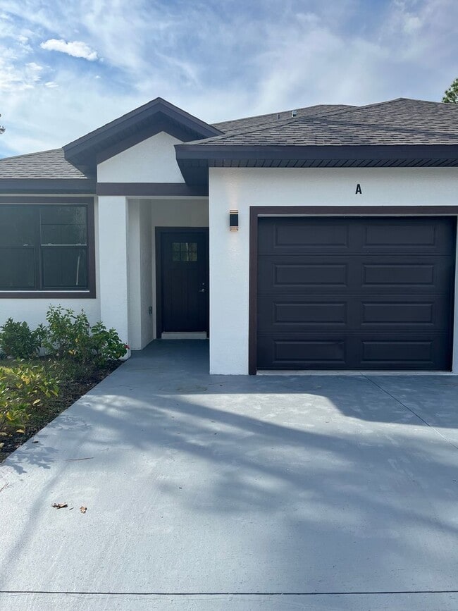 Foto del edificio - BEAUTIFUL BRAND NEW DUPLEX!!