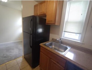 Building Photo - Spacious 1 bedroom, 1.5 bath, townhouse!