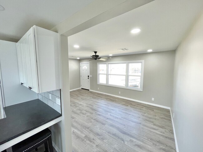 Foto del edificio - 392 SE Elmhurst Ave