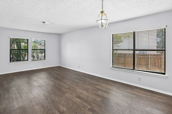 Foto del edificio - Charming Home Awaits: Spacious & Modern Li...
