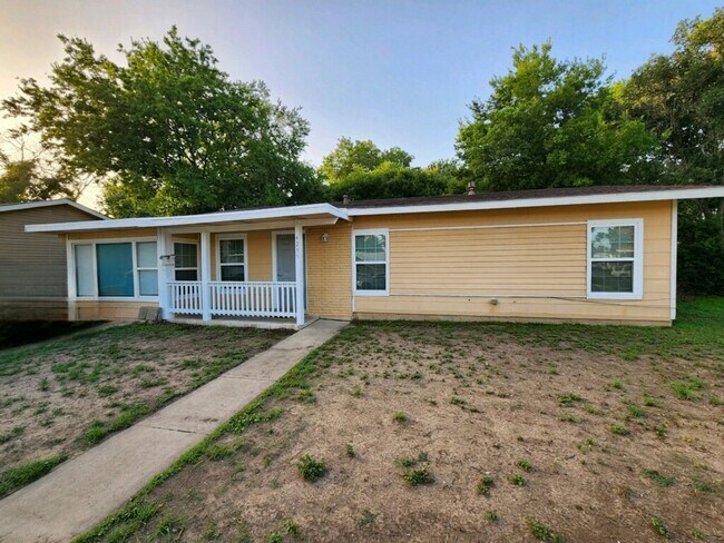 Building Photo - "Charming 4-Bed, 2-Bath Home In San Antoni...