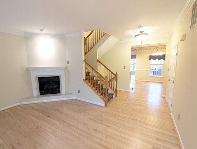 Building Photo - Townhome in *OAKDALE school district* ready for you now!